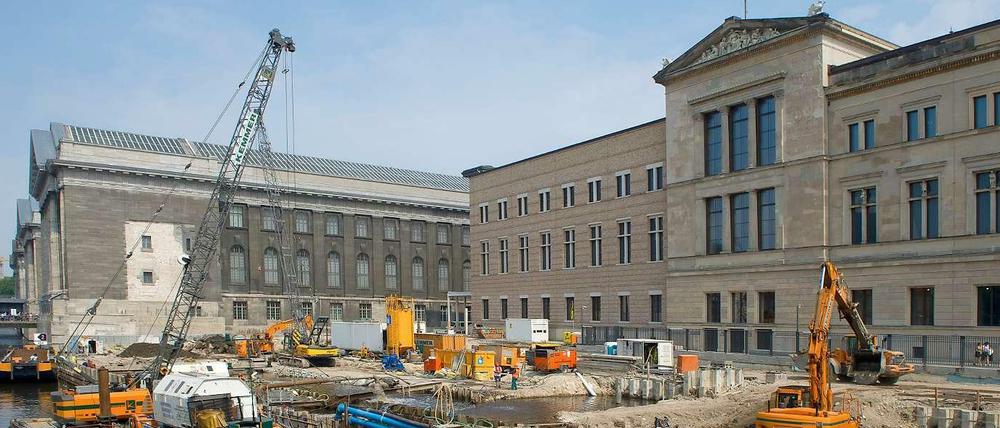 Nicht nur der Neubau des Empfangsgebäudes verschiebt sich, auch die bis Ende 2025 laufende Grundinstandsetzung des Pergamonmuseums wird wegen einer „Anpassung an den aktuellen Preisstand“ teurer, teilte das Bundesamt für Bauwesen auf Anfrage mit. 
