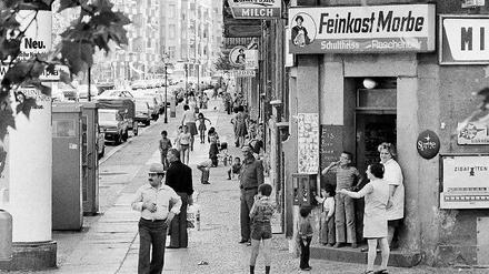 Auf der Muskauer Straße in Berlin-Kreuzberg flanieren Anwohner 1973.