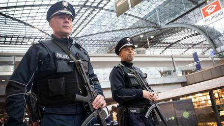 Beamte der Bundespolizei patrouillieren in Berlin im Hauptbahnhof. 