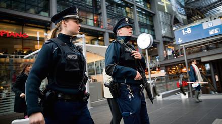 Zwei Polizisten der Bundespolizei am Hauptbahnhof. 
