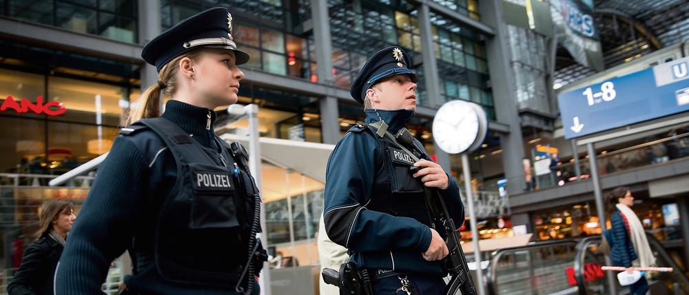 Zwei Polizisten der Bundespolizei am Hauptbahnhof. 