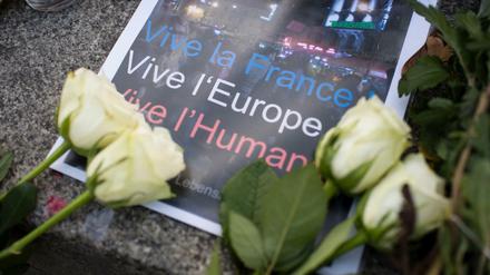 dpatopbilder - Ein Poster mit der Aufschrift «Vive la France! - Vive l'Europe! - Vive l'Humanite!» (Es lebe Frankreich! - Es lebe Europa! - Es lebe die Menschlichkeit!) liegt am 14.11.2015 von weißen Rosen umrahmt vor der Botschaft von Frankreich auf dem Pariser Platz in Berlin. Bei einer Serie von Terroranschlägen in Paris wurden mindestens 120 Menschen getötet. Foto: Gregor Fischer/dpa +++(c) dpa - Bildfunk+++