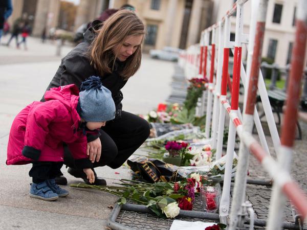 Am Morgen legten Trauernde Blumen vor der Französischen Botschaft am Pariser Platz nieder.