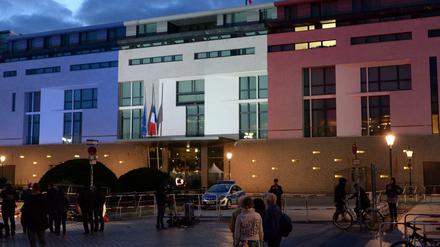 Das Gebäude der französischen Botschaft in Berlin wird zum Gedenken an die Opfer des Anschlages von Nizza in der Trikolore angestrahlt. 