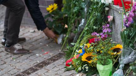 Im Gedenken an die Opfer werden seit Tagen Blumen vor der Paula-Fürst-Schule abgelegt