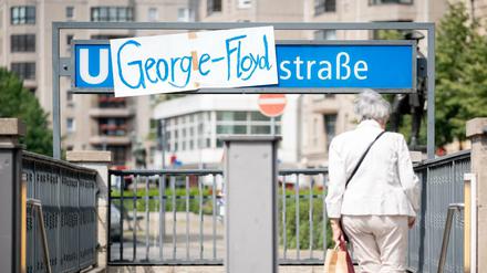 An der U-Bahnhaltestelle Mohrenstraße hängt ein Plakat mit der Aufschrift "George-Floyd".