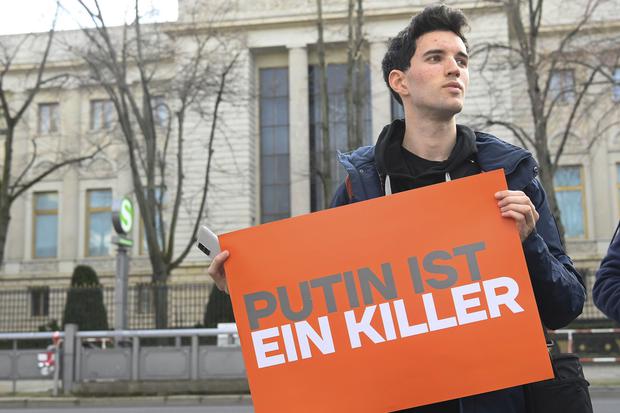 Ein Unterstützer des russischen Aktivisten Alexej Nawalny hält ein Schild „Putin ist ein Killer“ vor der russischen Botschaft in Berlin. „Ich bin mir nicht sicher, ob es stimmt, dass Nawalny tot ist oder es nur Propaganda ist.“, sagt der 20 -Jährige „Falls es doch stimmt, bin ich mir sicher, dass er getötet wurde.”