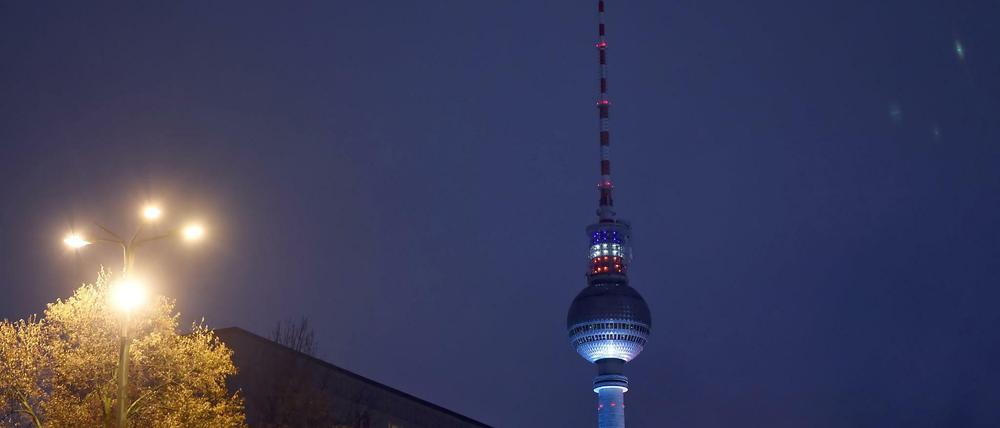 Die Spitze des Berliner Fernsehturms leuchtete am Dienstagabend in den Farben Frankreichs. Weltweit erstrahlen bekannte Gebäude nach den Anschlägen von Paris in den Farben der Trikolore.