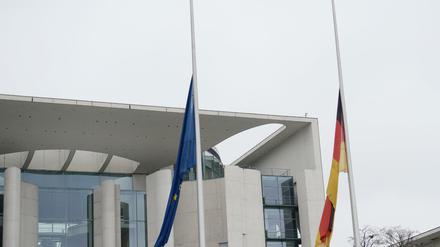 Die Deutschlandfahne weht am Mittwoch vor dem Kanzleramt auf Halbmast als Zeichen der Trauer um die Opfer der Brüssler Anschläge. 