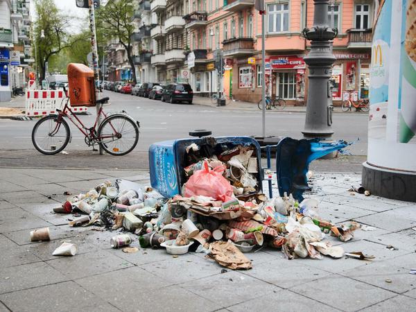 Eine angekohlte Mülltonne liegt am 2. Mai am Boden in der Nähe des Hermannplatzes.