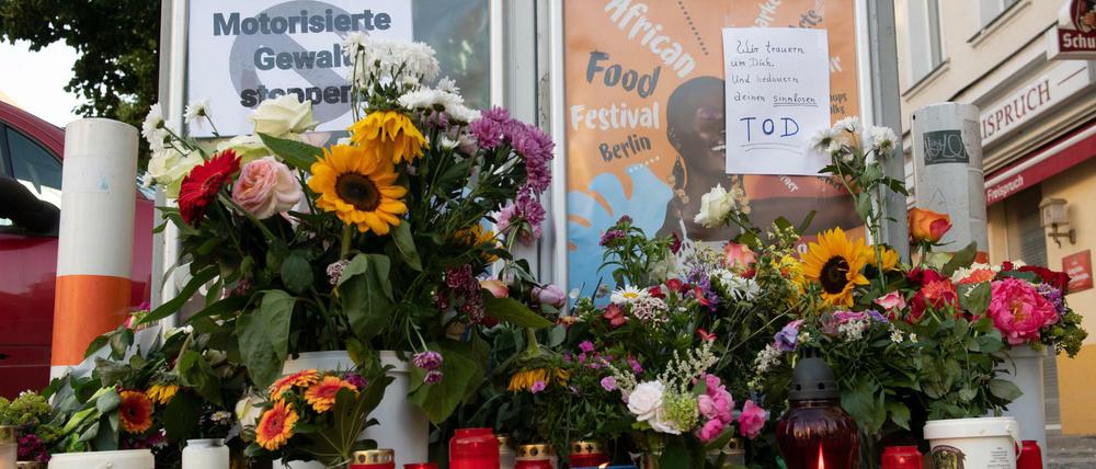 Blumen und Kerzen stehen an der Windscheidstraße, Ecke Kantstraße. Dort war bei einer Verfolgungsjagd nach einem Diebstahl die 22-jährige Johanna Hahn getötet worden.