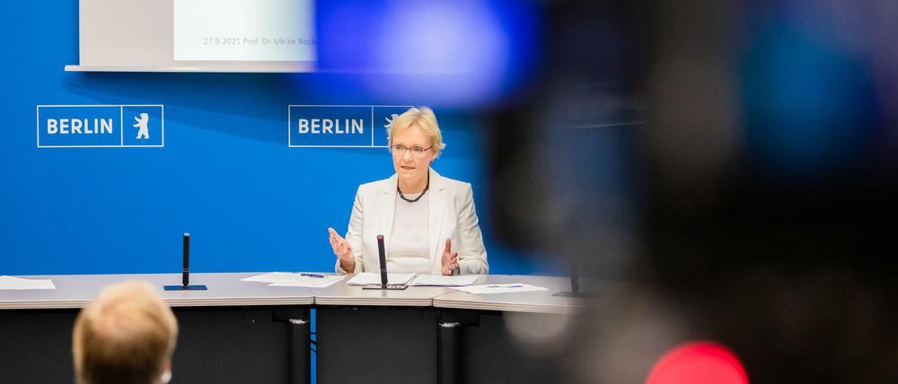 War doch nur halb so wild? Berlins Wahlleiterin Petra Michaelis verteidigt sich gegen Kritik. 