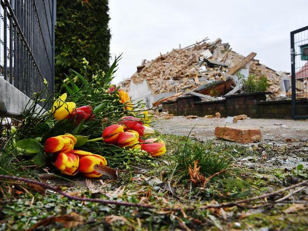 Blumen liegen am Sonntag vor dem Grundstück, auf dem sich am Sonnabend eine Explosion ereignete.