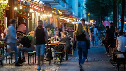 Menschen sitzen in Restaurants und Bars in Friedrichshain.