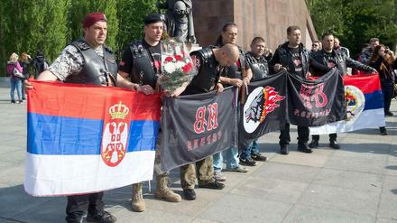 Angehörige des russischen Motorradclubs gedenkenam am Sowjetischen Ehrenmal in Treptow dem Kriegsende.
