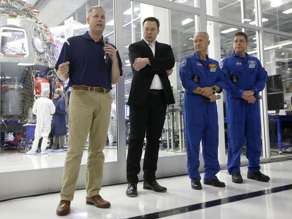 Elon Musk, Chef von Tesla und der Weltraumtechnikfirma Space X (2. von links) - hier Mitte Oktober bei einem Besuch der US-Weltraumagentur Nasa mit Nasa-Chef Jim Bridenstine (links) und den Astronauten Doug Hurley and Bob Behnken.