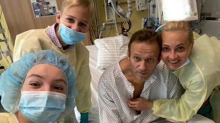 Daria Nawalny, ihr Bruder Zahar, ihr Vater, der russische Kremlkritiker Alexej Nawalny und seine Frau Julia machen ein Selfie am Krankenbett in der Charité.