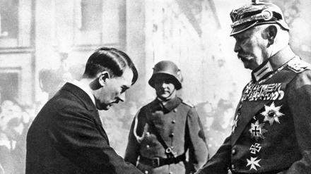 Ein Händedruck, der Geschichte machte: Beim „Tag von Potsdam“ traf Adolf Hitler 1933 auf Paul von Hindenburg.