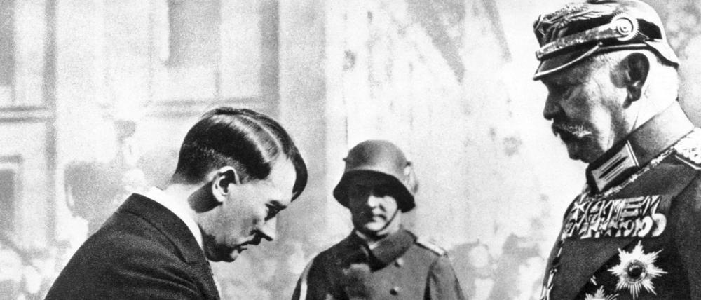 Ein Händedruck, der Geschichte machte: Beim „Tag von Potsdam“ traf Adolf Hitler 1933 auf Paul von Hindenburg.