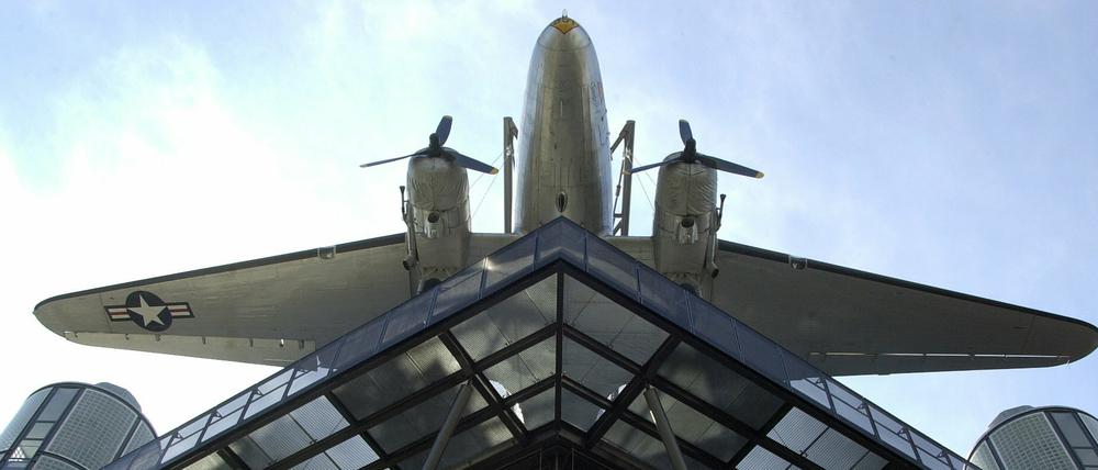 Darauf fliegen Kinder. Das Deutsche Technikmuseum mit seinem Wahrzeichen, einem Rosinenbomber. 