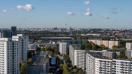 Blick über die Hochhäuser Marzahns bis zum Fernsehturm am Alexanderplatz in Berlin.