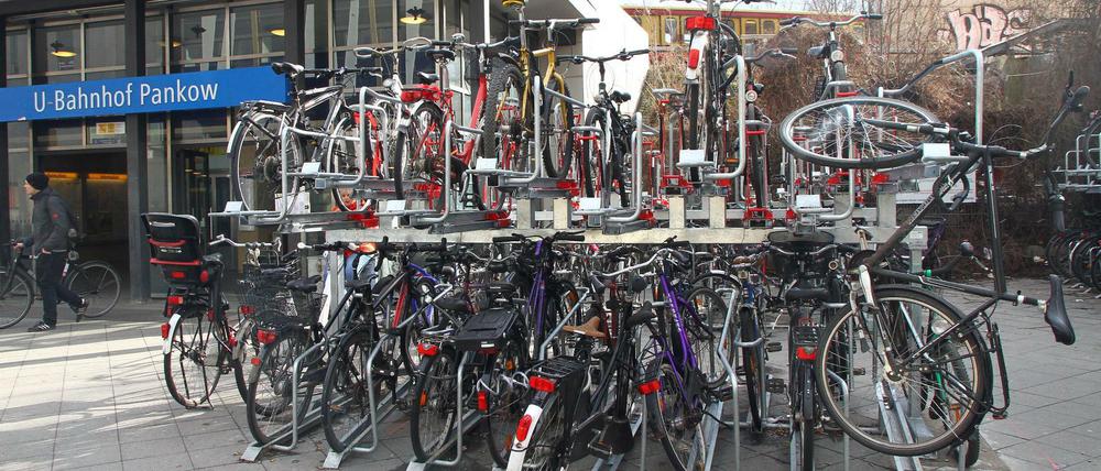 Parkplatzmangel. Vor dem S- und U-Bahnhof in Berlin-Pankow helfen neue doppelstöckige Fahrradständer. 