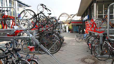 Die neuen, doppelstöckigen Fahrradständer, direkt vor dem S- und U-Bahnhof in Berlin-Pankow.