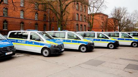 Die Berliner Polizei erneuert ihren Fuhrpark mit 51 neuen Kleinbussen.
