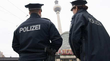 Berliner Polizisten müssen zu viele Überstunden leisten, kritisiert die Opposition.