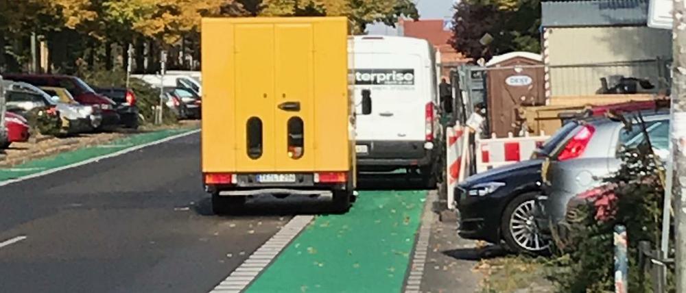 "Sind das die neuen Parkstreifen in Friedrichshain?" So witzelt Leser Bernhard Albers über die grüne Markierung an der Proskauer Straße. Doch ob grün, ob rot oder gar nicht eingefärbt - Radstreifen, die nicht baulich von der Straße abgetrennt sind, werden zugeparkt.