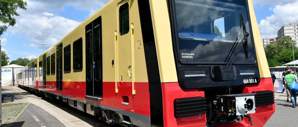 Der erste fertiggestellte Halbzug der Baureihe 484 der S-Bahn für Berlin und Brandenburg steht nach Montageende auf dem Gelände der Firma Stadler Pankow GmbH.