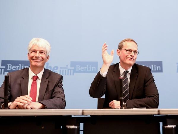 Berlins Regierender Bürgermeister Michael Müller (Mitte) mit seinem Staatssekretär Frank Nägele (links) und Christian Gaebler (rechts), dem Chef der Senatskanzlei.