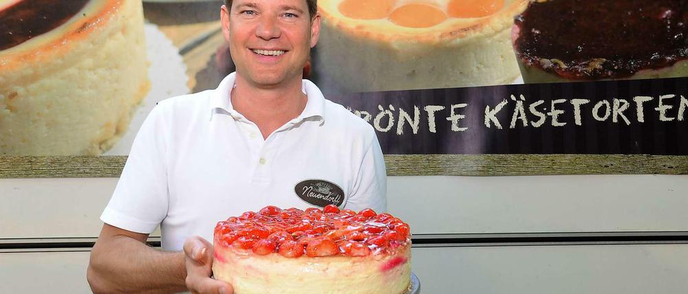 Mann, ist die groß! Mann, ist die hoch! Bäckermeister Thomas Neuendorff an seinem Marktstand mit der aktuellen Variante "Käse-Erdbeer". Eines seiner Geheimnisse: geschlagene Sahne statt Eiweiß.