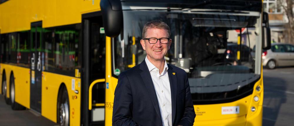 Rolf Erfurt, Vorstandsmitglied bei der BVG, steht vor einem BVG-Doppeldecker Bus der neuen Generation.