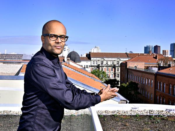 Vor dem Interview stellte sich Sony-Music-Chef Patrick Mushatsi-Kareba auf die Dachterrasse des neuen Firmensitzes.