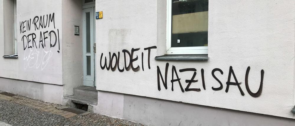 Unbekannte Täter hinerließen diese Schriftzüge an der Fassades des AfD-Politikers Karsten Woldeit.