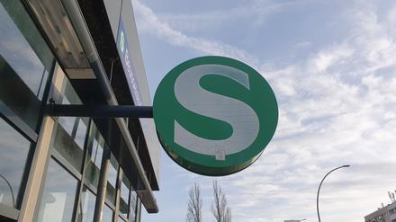 Das bekannte S-Bahn-Signet an der Ringbahn.