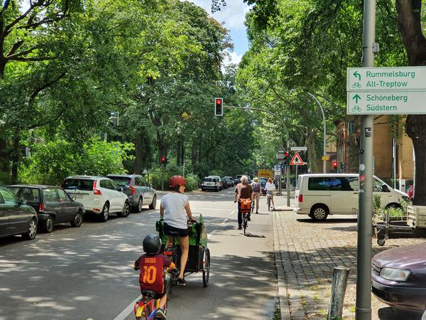 An Fahrradfahrern mangelt es nicht in Kreuzberg. Durch die Grimmstraße läuft die Senatsroute nach Schöneberg.