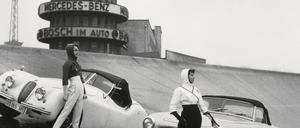 Models mit Mercedes-Sportwagen in der Steilkurve der Avus in den Fünfzigerjahren. Im HIntergrund Motel und Funkturm.