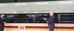 Wasser für den Zug. Bundespräsident Frank-Walter Steinmeier taufte ihn im Hauptbahnhof.