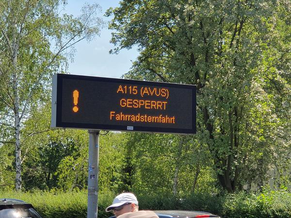 In Wannsee werden Autofahrer vor der Sperrung der Avus gewarnt. 