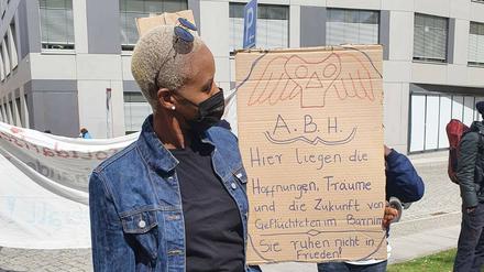Eine Demonstrantin protestiert in Eberswalde gegen die Asylpolitik.