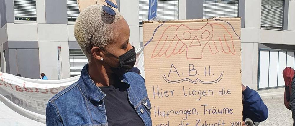 Eine Demonstrantin protestiert in Eberswalde gegen die Asylpolitik.