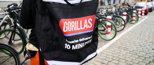 Fahrrad-Lieferant mit Rucksack des Dienstes "Gorillas" in Berlin