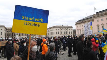 Protest gegen Putins Angriffskrieg auf dem Bebelplatz in Mitte.