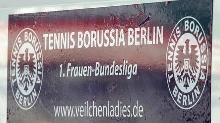 "Tennis Borussia Berlin. 1. Frauen-Bundesliga." Aufkleber auf dem Teambus von TeBe 2009