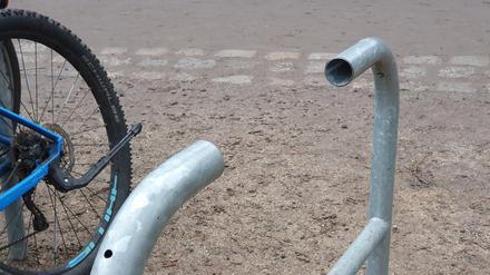 Im Wilmersdorfer Volkspark wurde ein Kreuzberger Bügel doppelt aufgeschnitten, um ein Rad zu stehlen. 