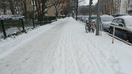 Lietzenburger Straße. Der Radweg ist der Weg unterm Schnee.