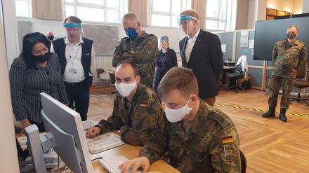 Bundeswehrsoldaten unterstützen die Arbeit des Gesundheitsamts in Mitte. Senatorin Dilek Kalayci begrüßte die Hilfskräfte. 