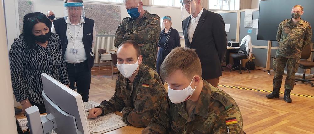 Bundeswehrsoldaten unterstützen die Arbeit des Gesundheitsamts in Mitte. Senatorin Dilek Kalayci begrüßte die Hilfskräfte. 
